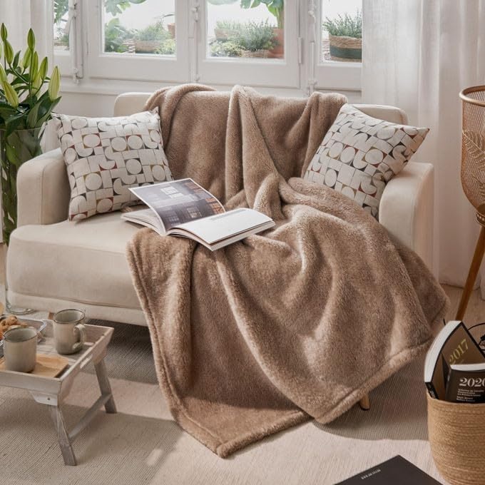Abrígate con estilo: descubre las últimas tendencias en mantas para el sofá