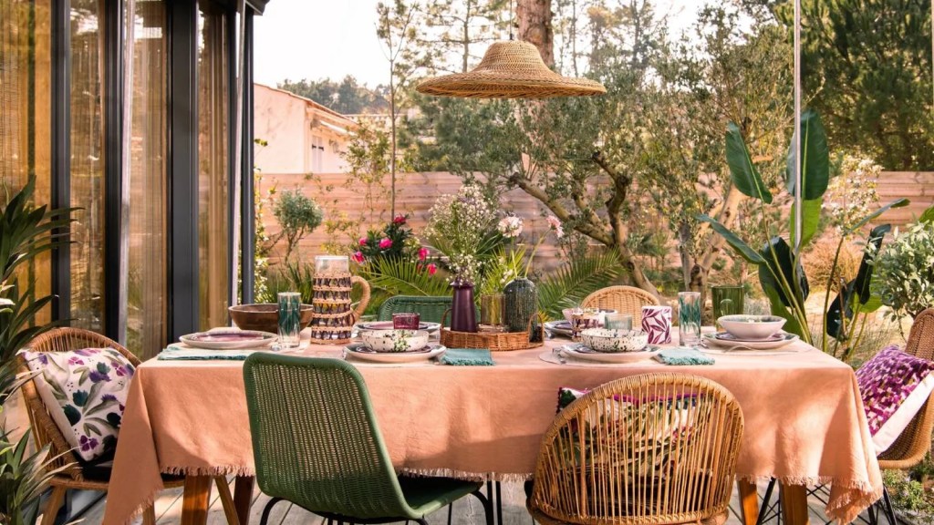 Cómo vestir la mesa para cenas al aire libre con diferentes&nbsp;estilos