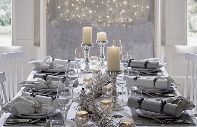 Decoración navideña en blanco y&nbsp;plata