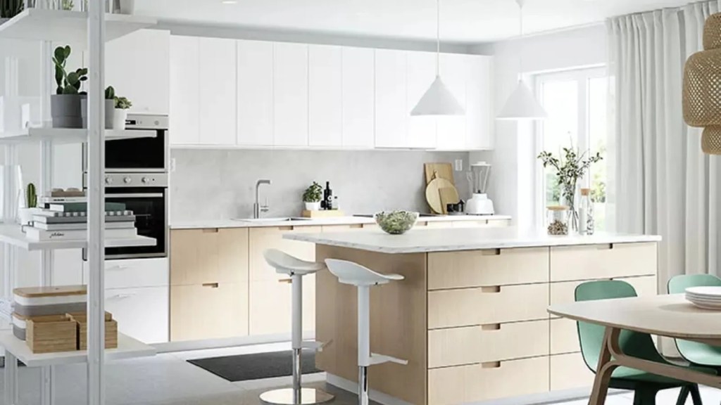 Cocinas pequeñas abiertas al salón: espacios luminosos, versátiles y multifuncionales