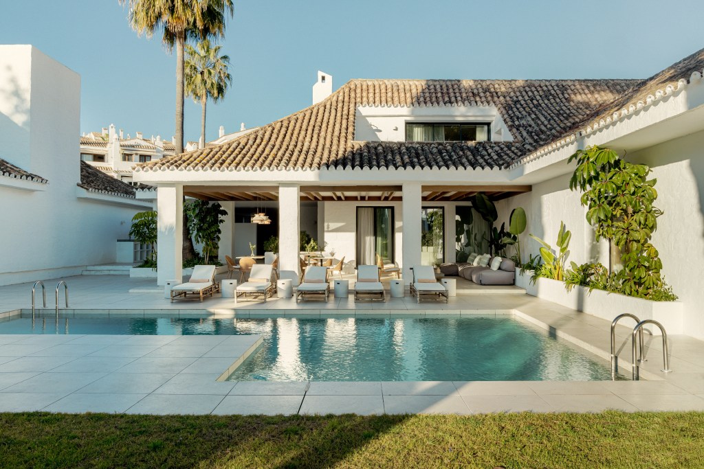 ANFITRIÓN MARBELLA: DAAR ARQUITECTURA CONVIERTE CUATRO VILLAS EN UN RESORT BOUTIQUE DONDE LA ARQUITECTURA ACTÚA COMO UN “LIENZO HABITABLE”